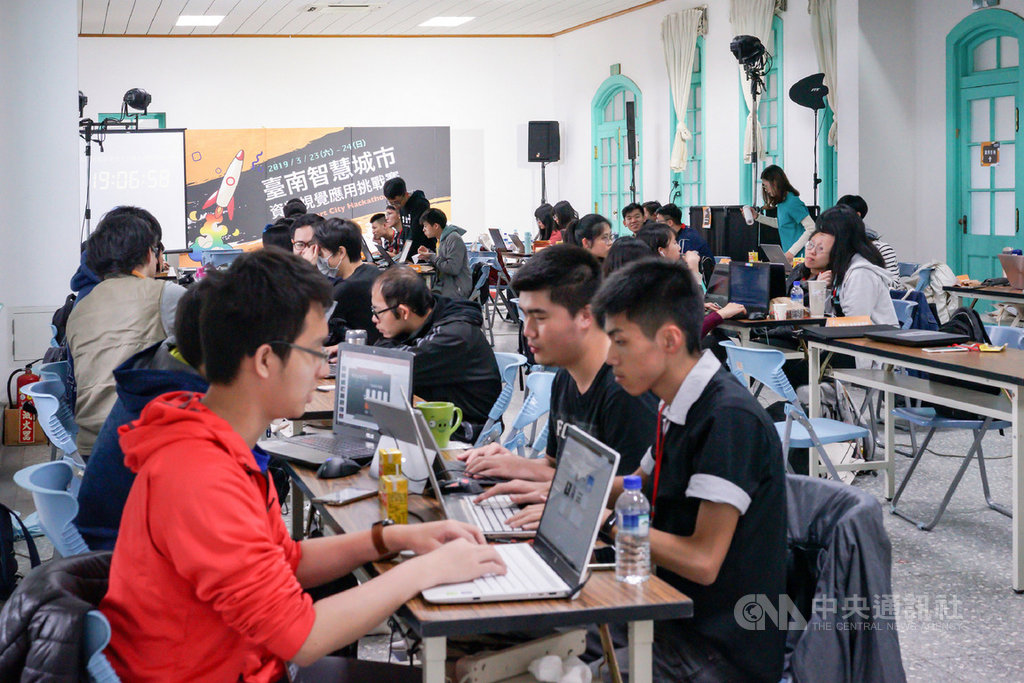 台南市政府23、24日在台南文化創意產業園區舉辦「台南智慧城市資料視覺應用挑戰賽」,共14組團隊參加,力拚佳績。(台南市政府研考會提供)中央社記者楊思瑞台南傳真 108年3月24日