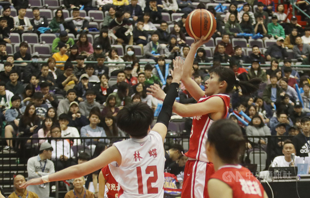 107學年度UBA大專籃球聯賽24日在台北小巨蛋進行女子組最終決賽,佛光大一主控陳孟欣(後右),全場繳出14分、8籃板、8助攻與6抄截與1阻攻的全方位成績單,幫助球隊奪冠。中央社記者張新偉攝 108年3月24日