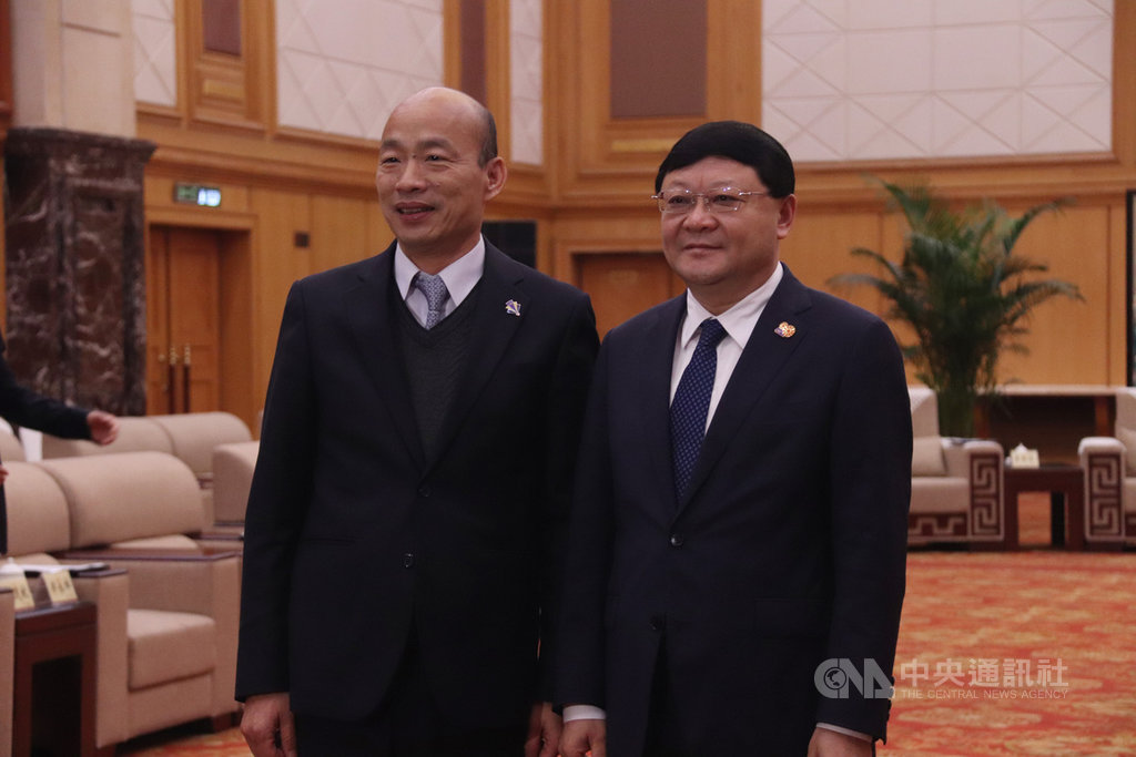 深圳市委書記王偉中(右)24日晚間會晤高雄市長韓國瑜時強調,「九二共識」是兩岸關係存亡的定海神針、是打開兩岸的鑰匙。中央社記者張謙深圳攝 108年3月24日
