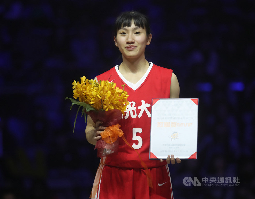 佛光大學女子籃球隊大一主力控球後衛陳孟欣,24日不但率隊奪得隊史首冠,並囊括新人后、助攻后及冠軍賽MVP,也是賽史首位大一MVP。中央社記者張新偉攝 108年3月24日