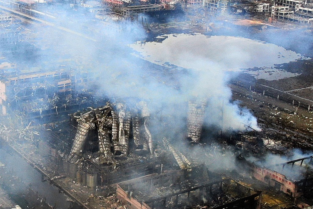 中國大陸江蘇省鹽城市一座化工廠21日發生大爆炸,至今已造成64人死亡、604人受傷。圖為22日航拍事故現場滿目瘡痍。(中新社提供)