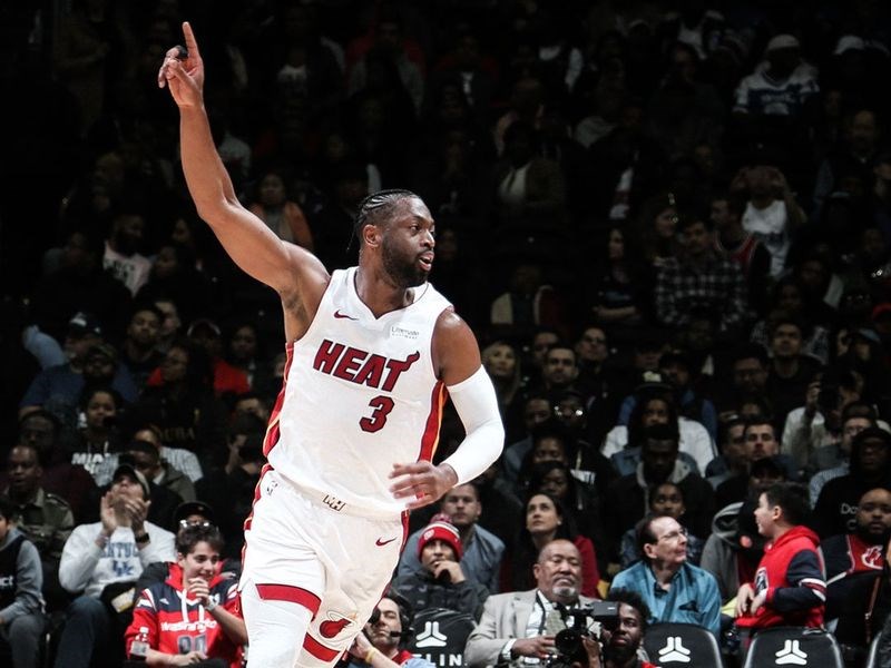 NBA邁阿密熱火23日以113比108擊敗華盛頓巫師,將退休的韋德(前)第4節攻下11分,率領球隊獲勝。(圖取自twitter.com/miamiheat)