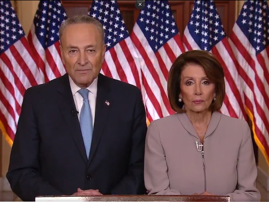 聯邦眾議院議長裴洛西(右)和聯邦參議院少數黨領袖舒默(左)拉高分貝,要求公布「通俄門」完整報告。(圖取自twitter.com/SpeakerPelosi)