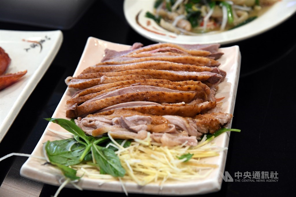 阿城鵝肉透露,27日「必比登推介」名單公布後,有很多人打電話購買鵝肉。中央社記者孫仲達攝 108年3月27日