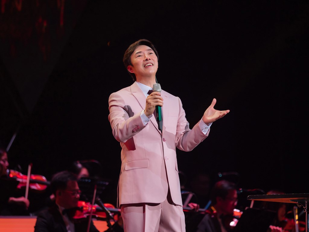 「小哥」費玉清2019告別演唱會2月8日第一場,他在演唱最後一曲晚安曲時忍不住激動情緒落淚。(寬宏藝術提供)