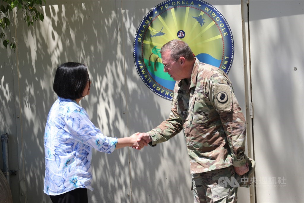 總統蔡英文(左)首訪夏威夷州急難管理署,參訪陸軍國民兵群指管災防中心,夏威夷州國民兵司令兼民防廳長羅根(Arthur Logan)(右)陪同參訪,兩人握手致意。中央社記者吳家昇攝 108年3月28日