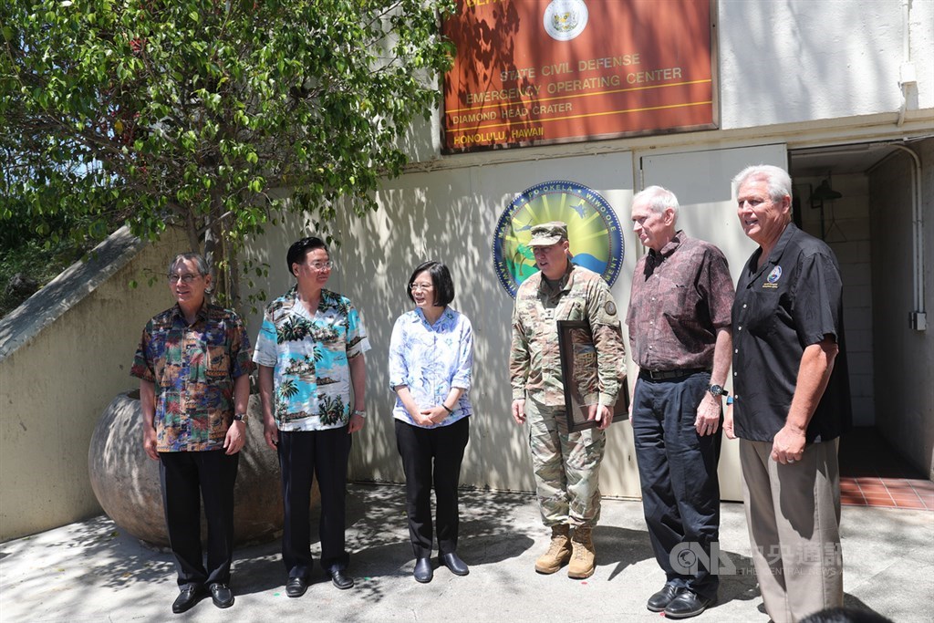 總統蔡英文(左3)首訪夏威夷州急難管理署,參訪陸軍國民兵群指管災防中心,夏威夷州國民兵司令兼民防廳長羅根(Arthur Logan)(右3)陪同參訪,這也是蔡總統第一次在美國過境期間與美軍將領會面。中央社記者吳家昇攝 108年3月28日