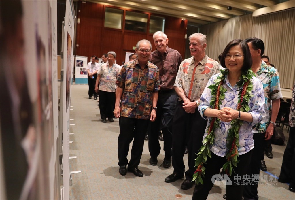 總統蔡英文(右)28日在夏威夷,出席紀念「台灣關係法」立法40週年影像特展,並在美國在台協會(AIT)主席莫健(James Moriarty)(右3)等人陪同下參觀展覽。中央社記者吳家昇攝 108年3月28日