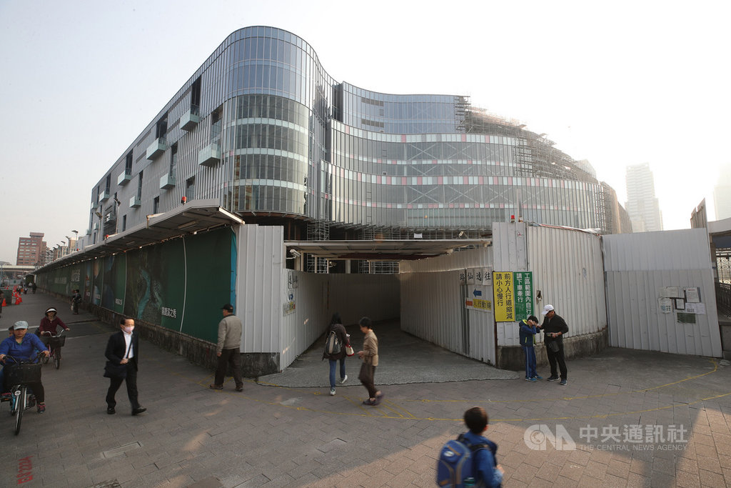 台北市都審會28日再審大巨蛋案,會中委員認為防災避難容留人數的模擬參數應新增數據。台北市都發局長兼主席黃景茂裁示,要求遠雄修正後再送審。圖為大巨蛋外觀。中央社記者張新偉攝 108年3月28日