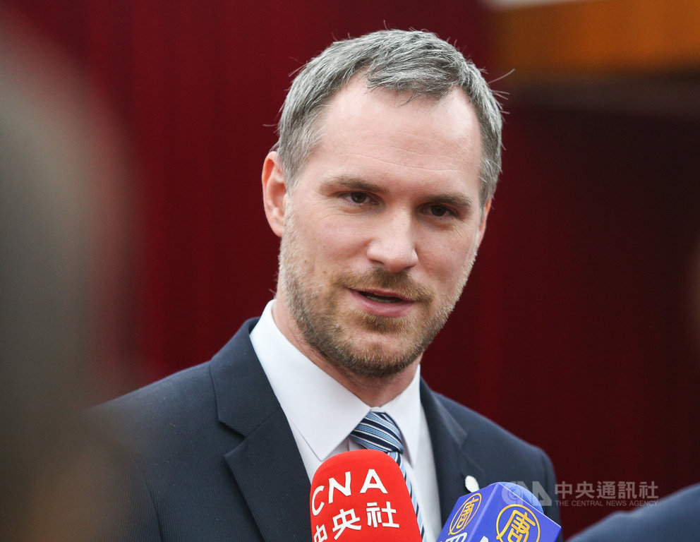 捷克布拉格市長賀瑞普(Zdenek Hrib)訪台,29日在台北受訪時,對於布拉格與北京姐妹市的協定中納入「一中條款」,他說,這是前任者的錯誤,這樣的條款根本就不應該存在於姐妹市的協定中,因此想要移除它。中央社記者謝佳璋攝 108年3月29日