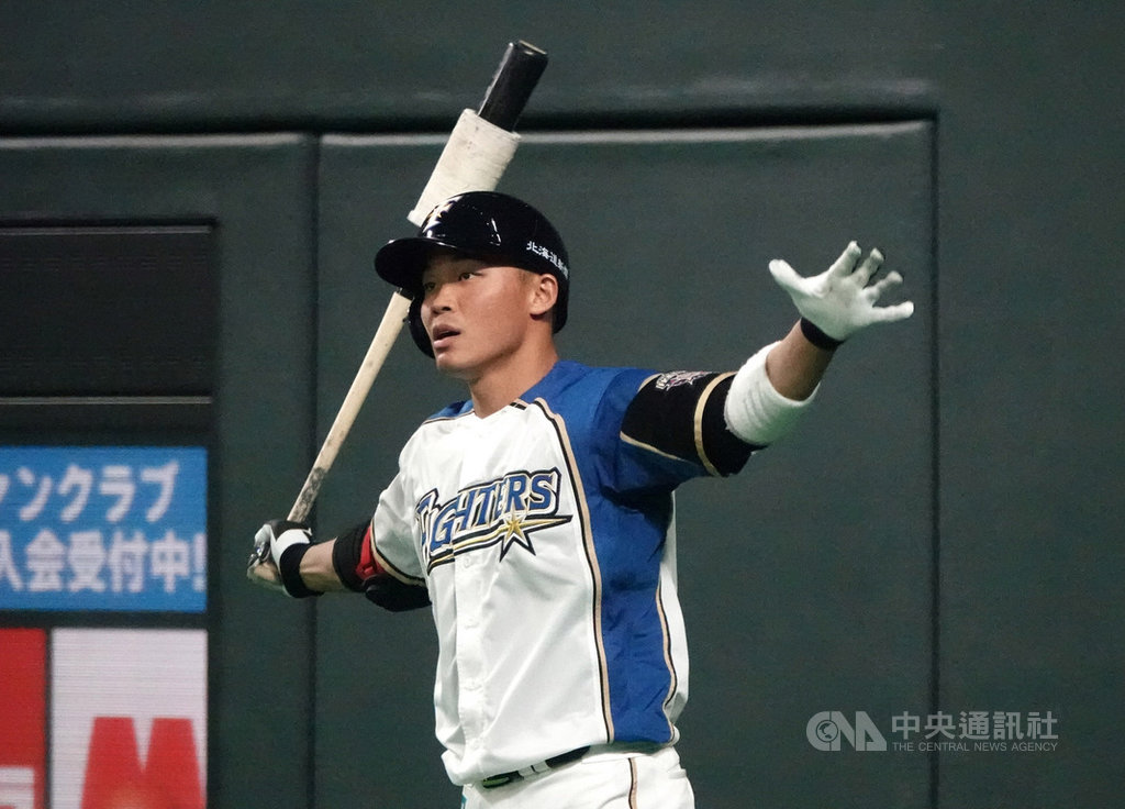 效力日職北海道日本火腿鬥士隊的「大王」王柏融29日晚間在主場開幕戰亮相,登場前在球場邊熱身備戰。中央社記者謝靜雯札幌攝 108年3月29日