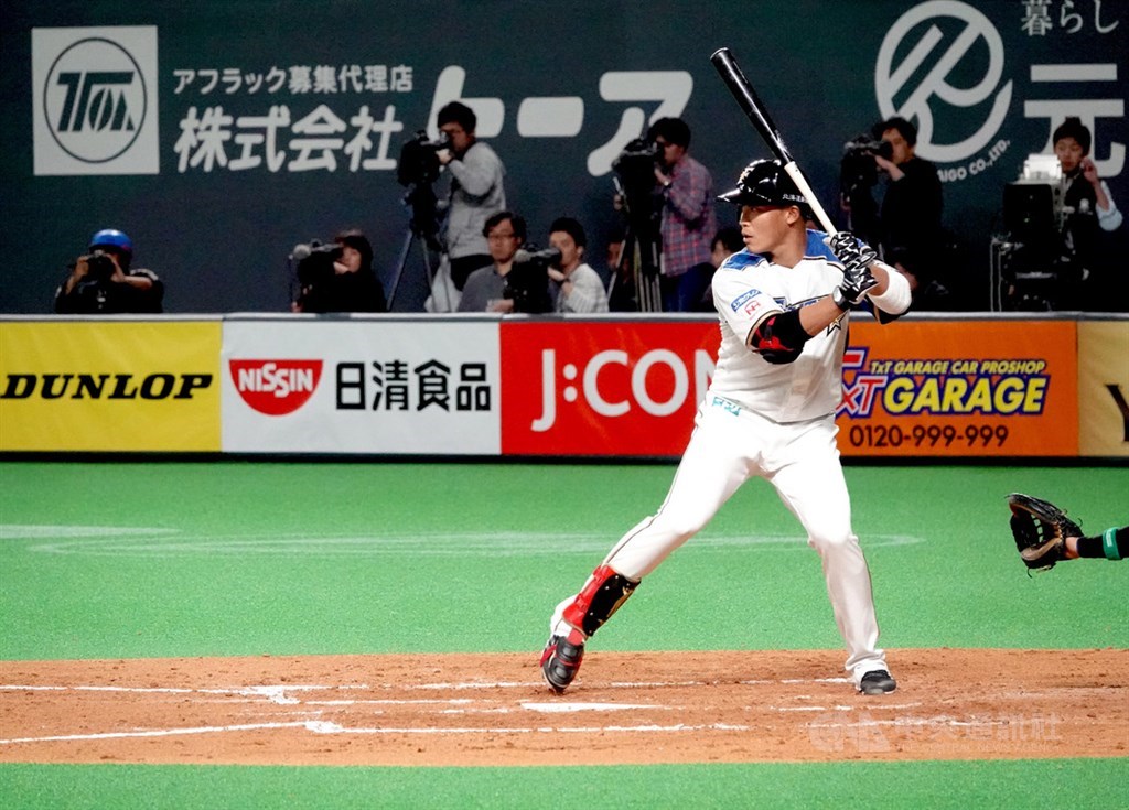 日職例行賽29日開打,火腿隊在主場札幌巨蛋迎戰歐力士隊,「大王」王柏融打先發第5棒、守左外野,也是日職生涯初亮相,前3打席都敲出內野滾地球出局。中央社記者謝靜雯札幌攝 108年3月29日