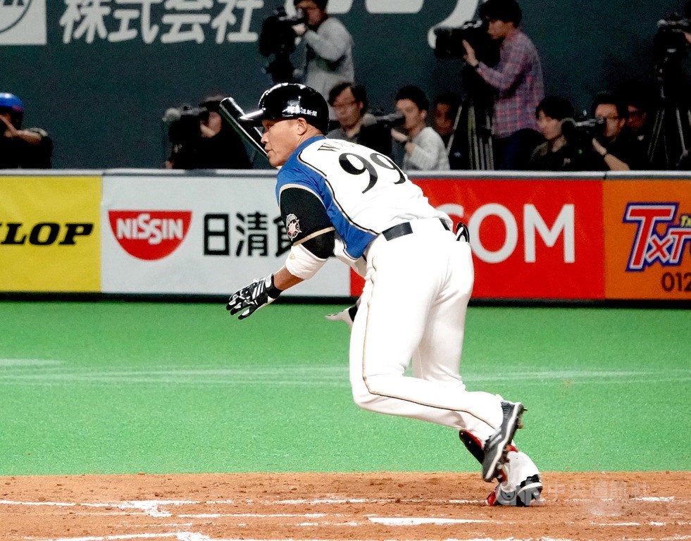 日本職棒開打,效力北海道日本火腿鬥士隊的「大王」王柏融29日晚間在主場開幕戰初亮相,打先發第5棒、守左外野。中央社記者謝靜雯札幌攝 108年3月29日