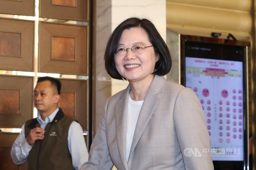 總統蔡英文(前)30日在台北出席「台灣關係法40週年暨台灣旅行法週年紀念餐會」,笑容滿面。中央社記者吳翊寧攝 108年3月30日