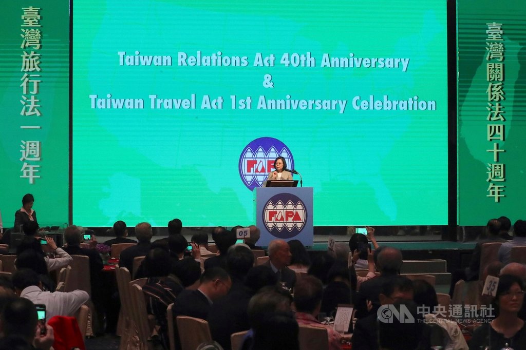 台灣人公共事務會(FAPA)30日在台北舉行台灣關係法40週年暨台灣旅行法一週年慶祝餐會,總統蔡英文(後中)出席與會,整場幾乎以台語致詞,氣氛熱烈。中央社記者吳翊寧攝 108年3月30日