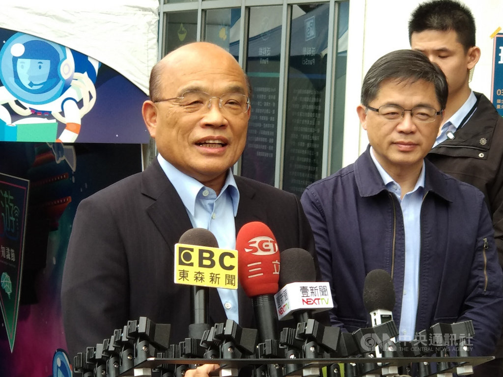 行政院長蘇貞昌(左)30日表示,29日他和前行政院長賴清德見面深談,初選制度行之有年,協調不是要逼誰退出,或一定要誰擔任什麼位置;至於是否蔡賴配,他說,「各種可能都有」。中央社記者陳至中台北攝 108年3月30日
