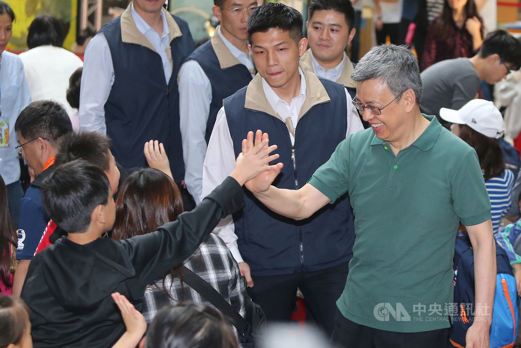 提前慶祝兒童節,副總統陳建仁(前右)30日在國立台灣科學教育館出席「同心灌溉、守護兒權」親子活動,和現場小朋友開心擊掌致意。中央社記者徐肇昌攝 108年3月30日