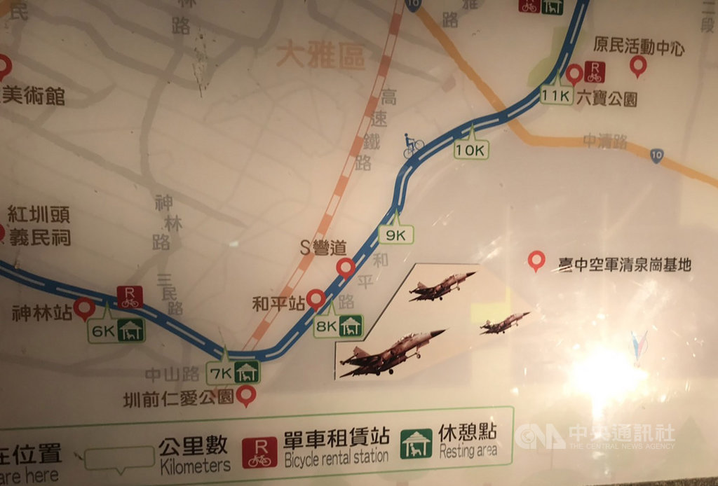 台中市政府在潭雅神綠園道上製作13面導覽地圖,日前被民眾指出圖上清泉崗基地的戰機標示機種並非IDF經國號,台中市觀旅局30日表示,地圖確實誤用他國戰機圖案,日前已全面更新。(台中市政府提供)中央社記者趙麗妍傳真 108年3月30日