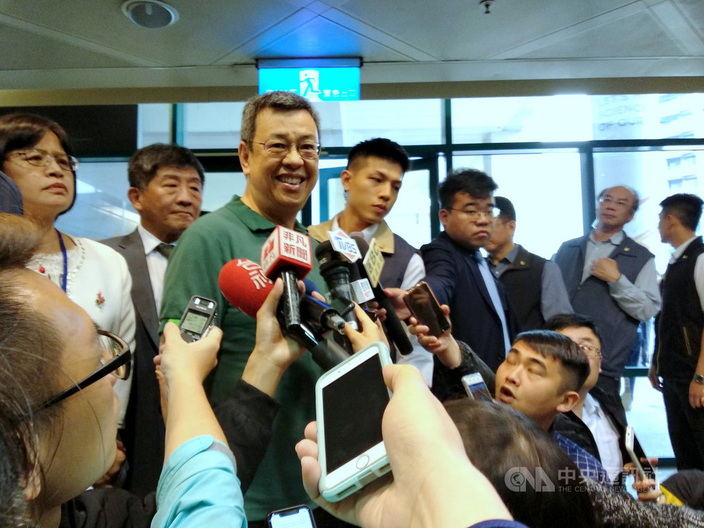 副總統陳建仁(左3)29日發布公開信,宣布階段任務告一段落,讓總統蔡英文形成最強組合。他30日受訪解釋,「最強組合」應以國家為重,個人考量應放到其次。中央社記者陳至中台北攝 108年3月30日