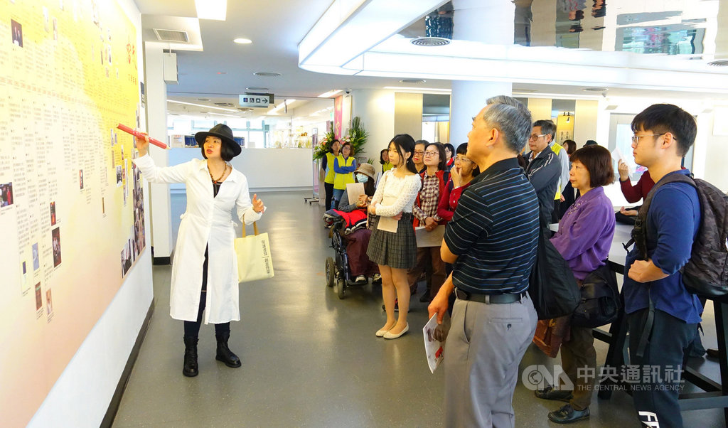 「因為洛夫的緣故–洛夫追思特展」27日起在新北市立圖書館總館舉行,30日並邀請詩人顏艾琳(左)擔任導覽,為民眾介紹這位文學大師。(新北市立圖書館提供)中央社記者黃旭昇新北市傳真 108年3月30日