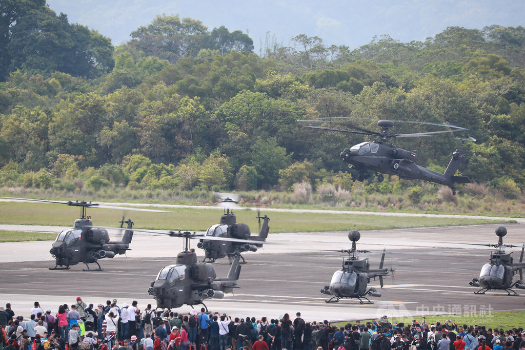 陸軍龍翔營區30日舉辦營區開放活動,民眾可以近距離觀看各型直升機動態操演,享受聽覺與視覺的震撼,圖中在空中盤旋的是AH-64E阿帕契攻擊直升機。(陸軍司令部提供)中央社記者侯姿瑩傳真 108年3月30日