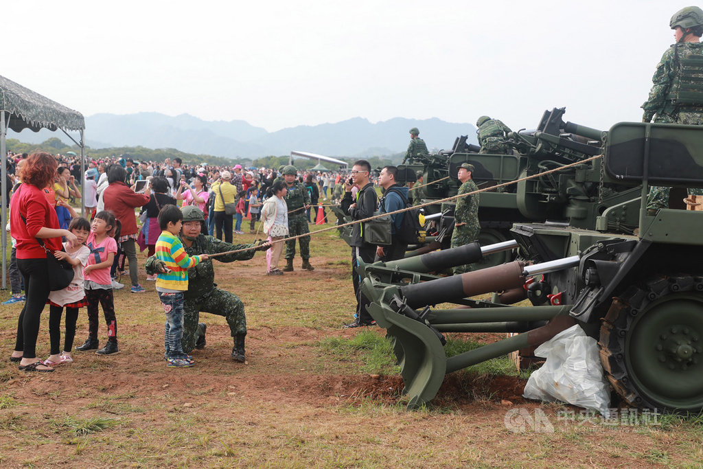 陸軍龍翔營區30日舉辦營區開放活動,現場有火砲試拉的體驗活動,震撼體驗吸引眾多民眾參與。(陸軍司令部提供)中央社記者侯姿瑩傳真 108年3月30日