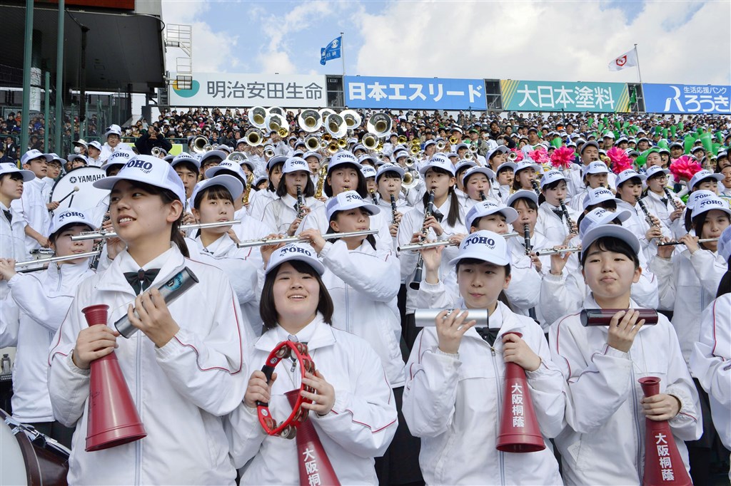 日本春季甲子園日前開打,加油團是比賽不可或缺的一環,但愛知縣東邦高校行進樂隊因出國表演無法幫球隊加油,但大阪桐蔭高校派出管樂隊相挺,管樂隊戴著東邦的帽子表演「舞蹈加油」。(檔案照片/共同社提供)