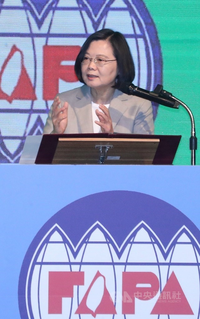 台灣人公共事務會(FAPA)30日在台北舉辦「台灣關係法40週年暨台灣旅行法週年紀念餐會」,總統蔡英文致詞表示,12年來她沒有辜負民進黨,沒有讓人民和支持者失望,改革會遇到壓力,她都可以承擔,「蔡英文不怕受傷,但台灣主權不能受傷」。中央社記者吳翊寧攝 108年3月30日