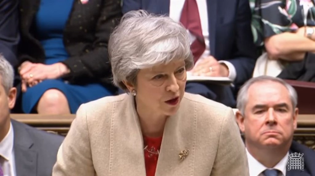 英國首相梅伊(中)曾表示,提前舉行大選是英國最不想要的事,但她的發言人29日態度似有軟化,僅堅稱大選不符合英國的最佳利益。(圖取自UK Parliament YouTube頻道網頁youtube.com)