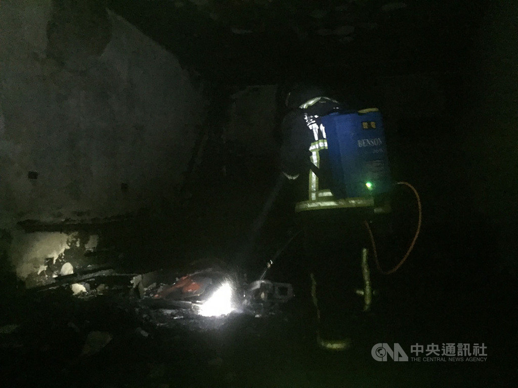 台中市清水區一處透天厝31日凌晨發生火警,警消在屋內發現一家5口送醫,但父母兩人送醫後傷重不治,3名子女仍在醫院搶救中。(台中市消防局提供)中央社記者蘇木春傳真 108年3月31日