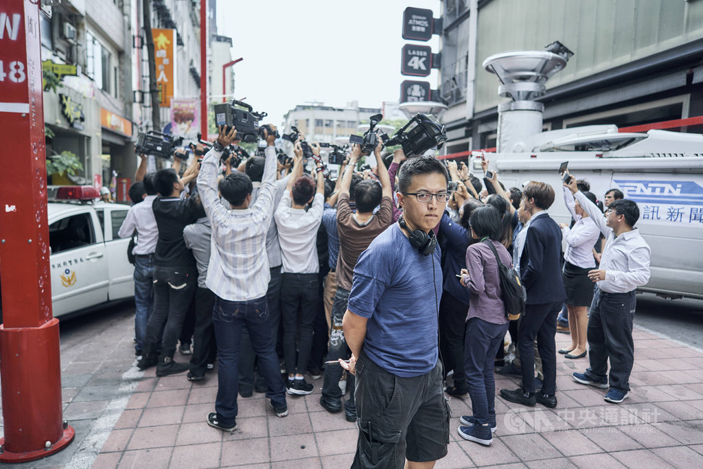 台劇「我們與惡的距離」以無差別殺人事件串連出不同立場關係者,力求寫實風格帶出療癒調性,導演林君陽(前)認為,療癒有模糊的定義空間,悲劇得以讓人嚴肅看待事情,因為有難過才會得到昇華。(大慕影藝提供)中央社記者江佩凌傳真 108年3月31日