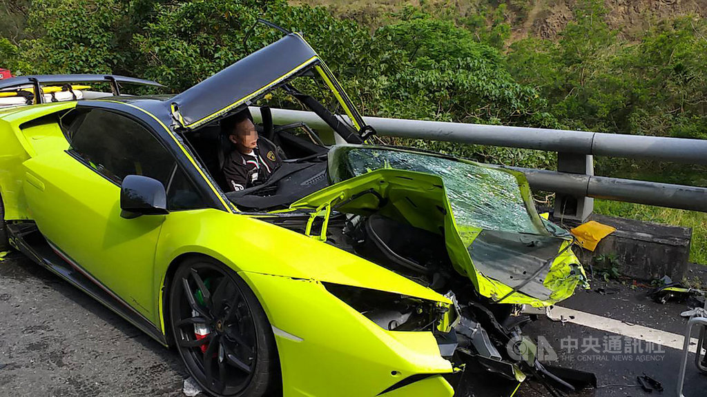 台9線南迴公路31日上午發生一輛超跑超越雙黃線與對向油罐車對撞,造成超跑車頭全撞爛(圖),油罐車掉進3公尺深山谷,兩名駕駛都由警消協助脫困救出送醫。(屏東消防局提供)中央社 108年3月31日
