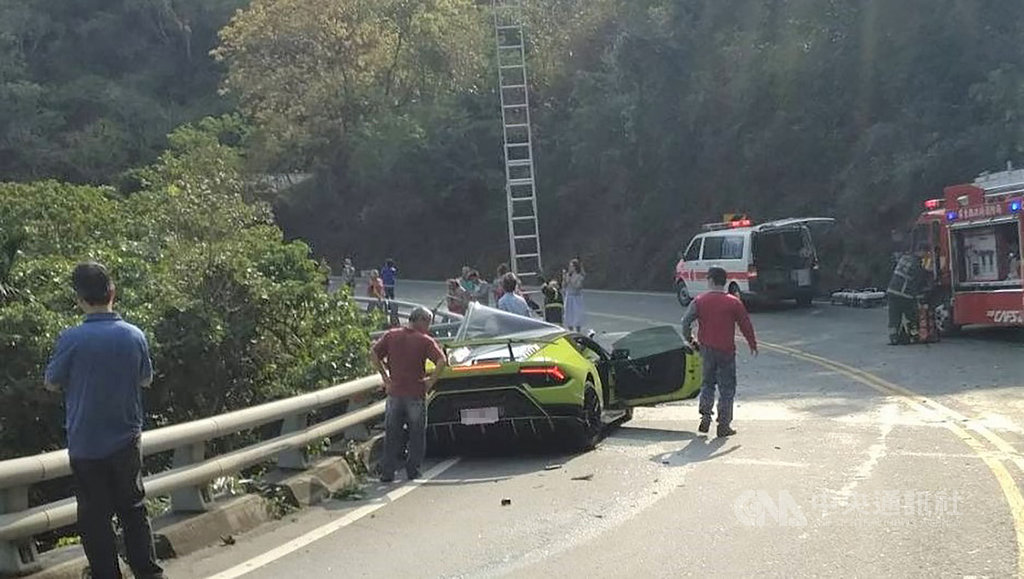 台9線南迴公路31日上午發生一輛超跑超越雙黃線與對向油罐車對撞,造成油罐車掉進3公尺深山谷,兩名駕駛送醫救治,這起車禍一度造成台9線交通受阻。(枋寮警方提供)中央社 108年3月31日