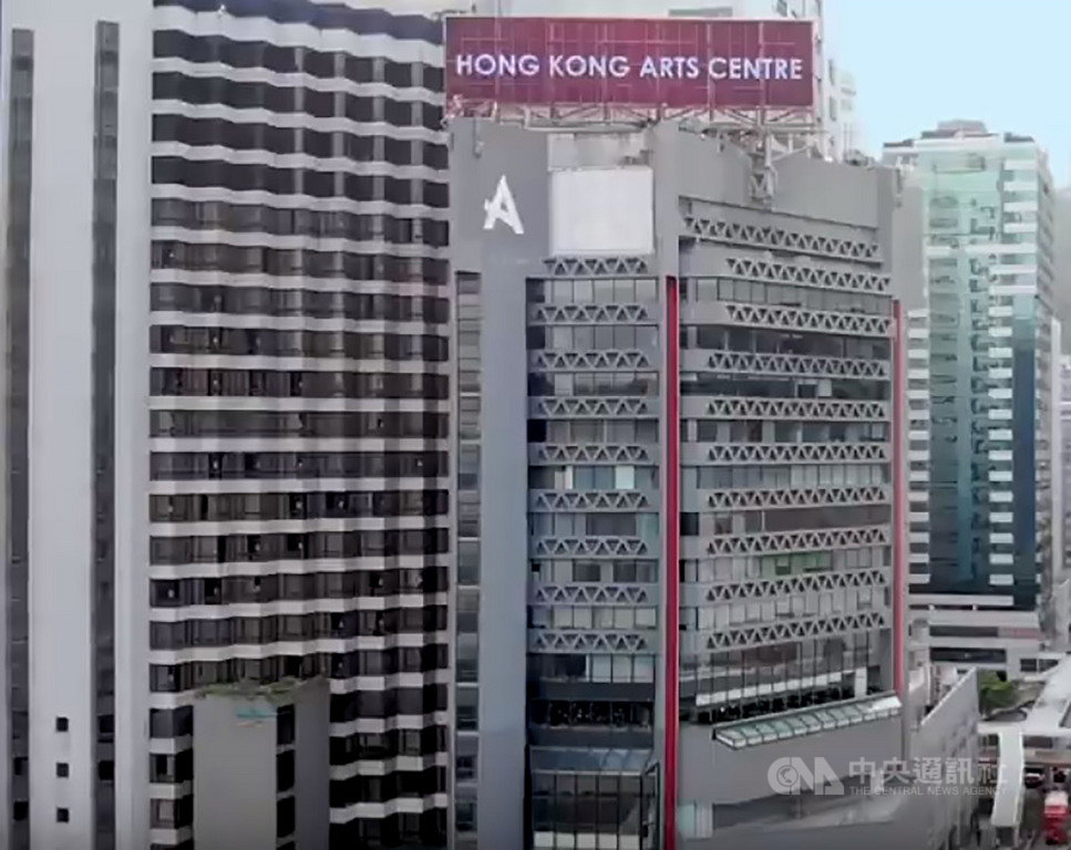 香港知名建築師何弢29日去世,享年83歲。何弢最知名的作品就是香港特別行政區區旗、區徽,他還發起興建香港藝術中心(圖)並擔任總建築師,對藝文界發展貢獻甚大。(取自香港藝術中心網站)中央社 108年3月31日