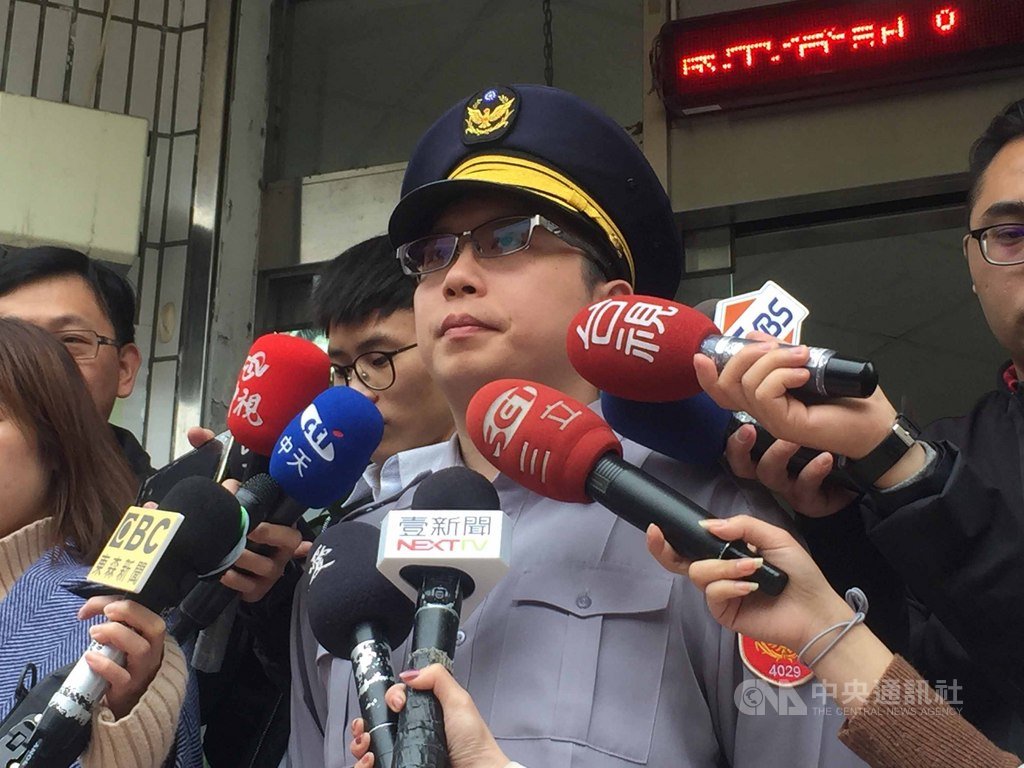 中國民運人士吾爾開希31日凌晨1時30分許因酒後騎機車狀況不穩,遭警方發現進行酒測,酒測值達0.4毫克,台北市警察局大安分局瑞安街派出所所長黃建彰(中)表示,全案依公共危險罪送辦。中央社記者黃麗芸攝 108年3月31日