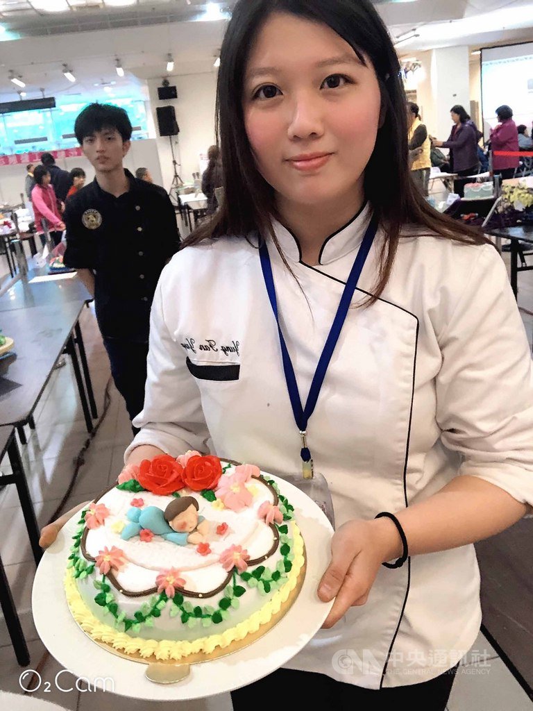 台北城市科技大學學生楊詠帆的作品「花現新北」以植物與花為主題,用藤蔓及樹枝纏繞出美麗線條,再以櫻花與山茶花來裝飾,在新北市技能競賽獲得動態奶油蛋糕裝飾競賽項目金牌。(城市科大提供)中央社記者許秩維傳真 108年3月31日