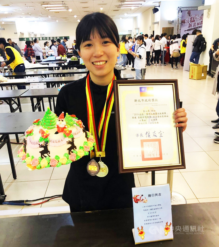 台北城市科技大學學生彭心柔的作品「與你同在」以耶誕節為主題,蛋糕有綠、紅、橙、黃等各種顏色,透過色彩繽紛來呈現童話世界的意境,在新北市技能競賽獲得動態奶油蛋糕裝飾競賽項目金牌。(城市科大提供)中央社記者許秩維傳真 108年3月31日
