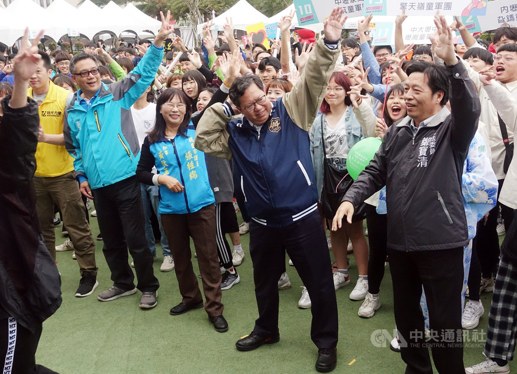 桃園市長鄭文燦(前右2)31日在桃園興光堡壘青年創藝聚落,出席「青年抬頭節系列活動-青年抬頭日」,與民進黨籍立委鄭寶清(前右)及市議員等人,一起大跳創意「抬頭舞」。中央社記者施宗暉攝 108年3月31日