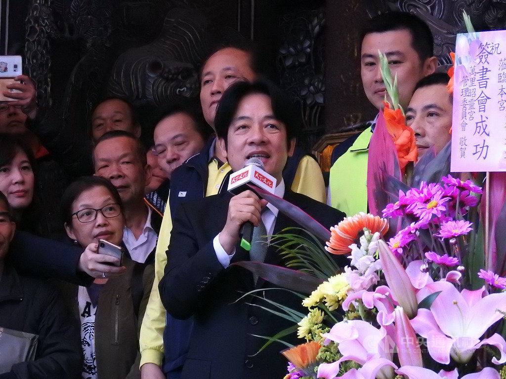 前行政院長賴清德(前)31日在新北市萬里老家信仰中心昭靈宮舉辦「用行動帶來希望:賴清德的決策風格」簽書會,廟前掛起布條力挺他參選總統,賴清德感謝鄉親支持,也籲黨內初選能來場君子之爭。中央社記者王鴻國攝 108年3月31日
