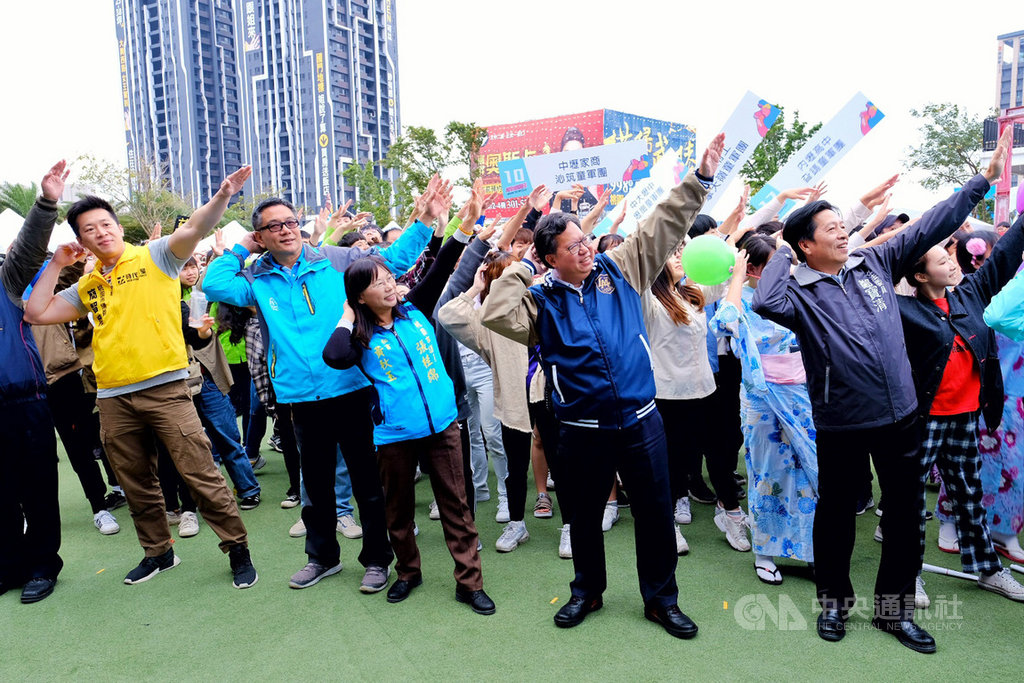 桃園市首座學生社團才藝聚落「興光堡壘」,31日由桃園市長鄭文燦(前排右2)主持啟用,鄭文燦表示,市府在與建築業者協調後,將原本的房屋預售中心無償提供青年事務局使用5年,整修後成為年輕人的表演基地,並設有舞台、電影院等7大設施。中央社記者吳睿騏桃園攝 108年3月31日