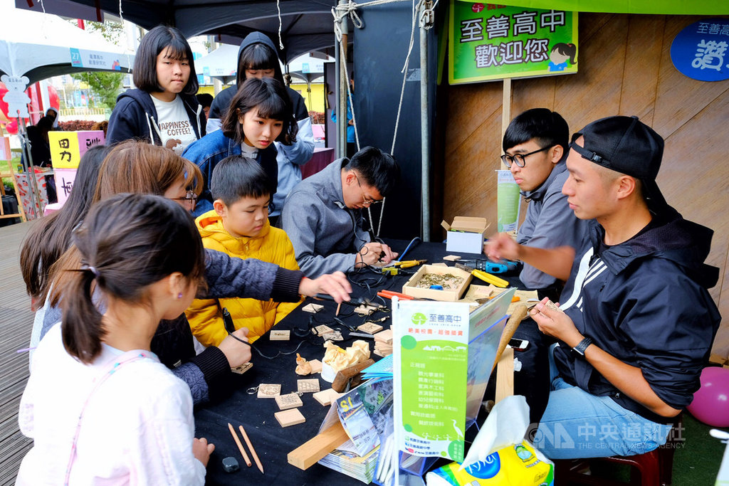桃園市首座學生社團才藝聚落「興光堡壘」31日啟用,參展的至善高中家具木工科除了展出學生木藝作品外,還在青年創意攤位中,規劃手工木頭玫瑰花DIY,讓學校的教育成果進入地方社區,盼吸引更多人參與體驗。中央社記者吳睿騏桃園攝 108年3月31日