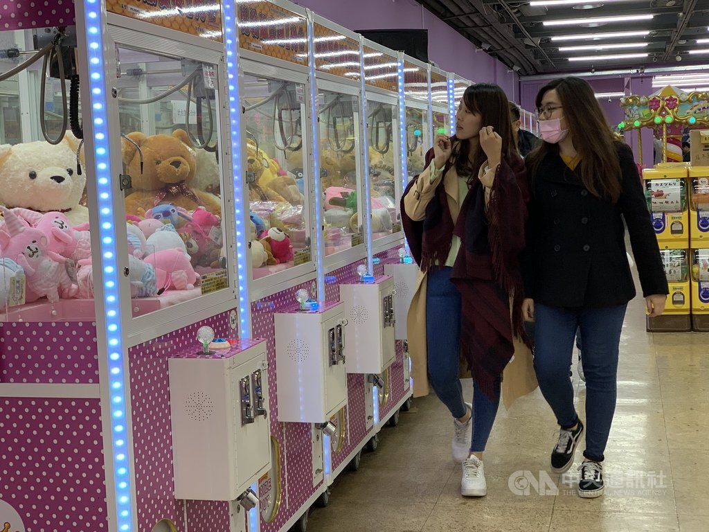 國稅局查稅將鎖定夾娃娃機店,在台北市有3個場的場主潘姓男子表示,如果因為繳稅能讓政府對這個產業有認同感,他願意繳稅。中央社記者張新偉攝 108年3月31日