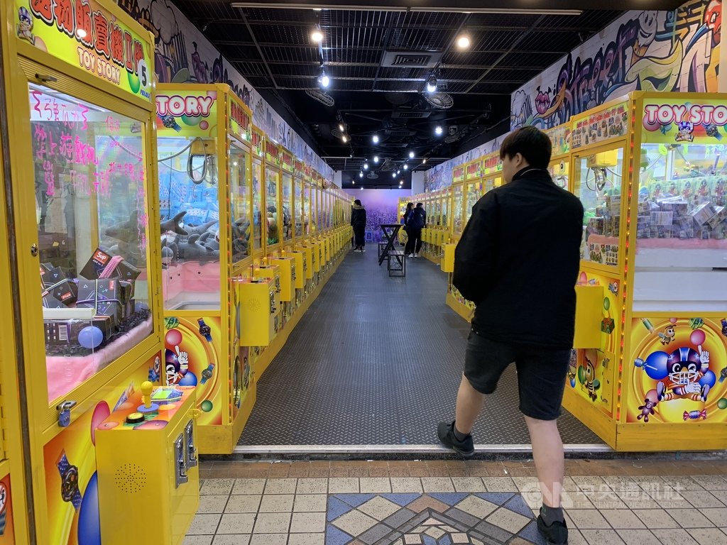 國稅局為掌握稅源並防杜逃漏稅,營業稅選案查核,4月1日起鎖定夾娃娃機等9大營業項目,將檢視有無依規定登記並繳稅。中央社記者張新偉攝 108年3月31日