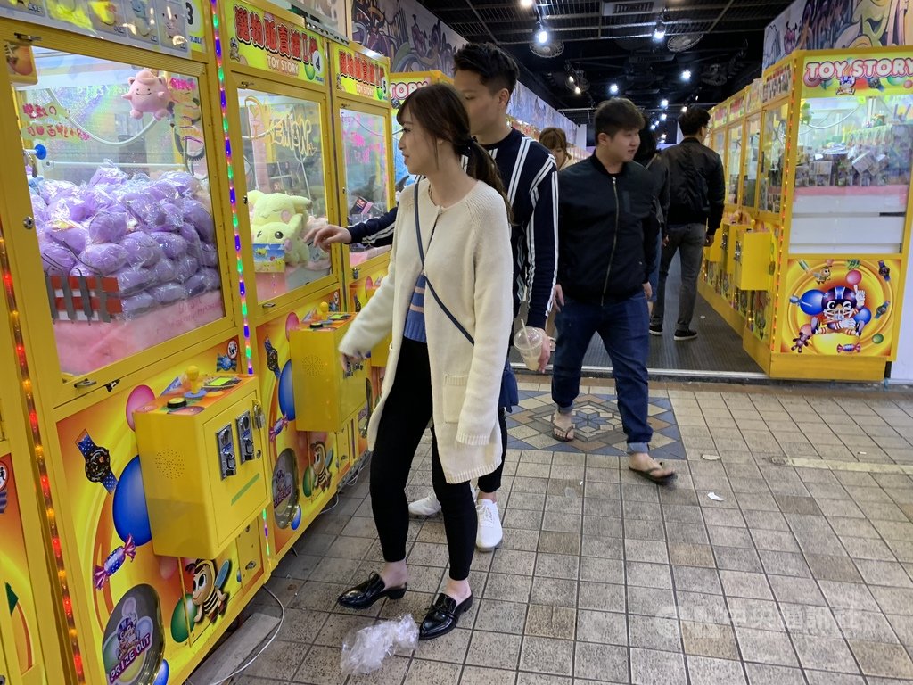 國稅局進行營業稅選案查核作業,4月1日起鎖定夾娃娃機等9大樣態營利事業執行清查,將檢視有無依規定登記並繳稅。中央社記者張新偉攝 108年3月31日
