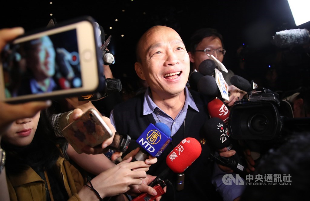 外界關注高雄市長韓國瑜是否會被徵召或特邀投入2020選舉,他30日晚間貼文表示,會在4年內展現決心與毅力,讓大家看見高雄的成長與改變。(中央社檔案照片)