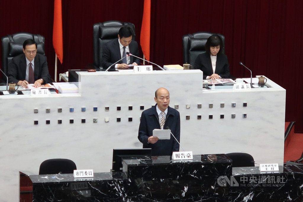 高雄市長韓國瑜(前)1日上午到高雄市議會施政報告,以「打造高雄 全台首富」為題,闡述未來施政方向。中央社記者王淑芬攝 108年4月1日