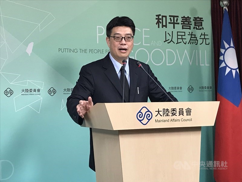 總統蔡英文21日起展開海洋民主之旅,出訪南太平洋3友邦,24日抵達第2站諾魯,當地機場高掛中華民國國旗,與諾魯國旗一同隨風飄揚。中央社記者吳家昇攝 108年3月24日
