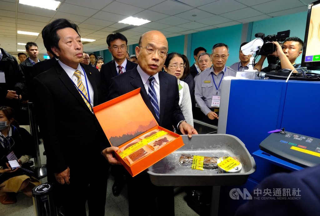 行政院長蘇貞昌(前左2)2日視察桃園國際機場防疫工作,了解旅客行李檢查流程。中央社記者邱俊欽桃園機場攝 108年4月2日