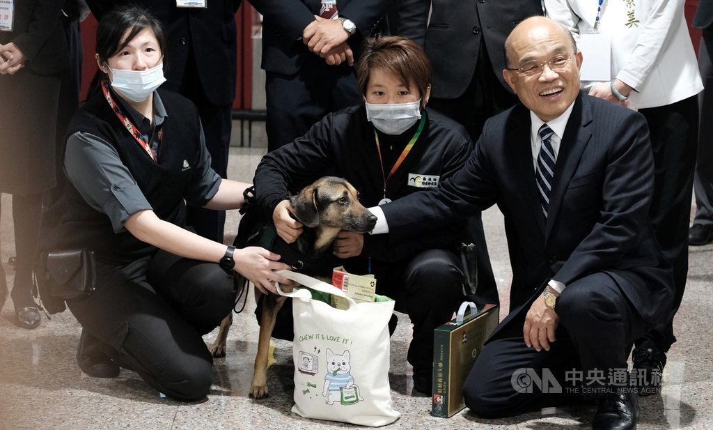行政院長蘇貞昌(右)2日視察桃園國際機場,嘉勉所有執勤單位辛勞,強調防疫是重要國安層級的工作,不能有缺失與疏漏,只要非洲豬瘟病毒還在,就必須長期作戰。中央社記者邱俊欽桃園機場攝 108年4月2日