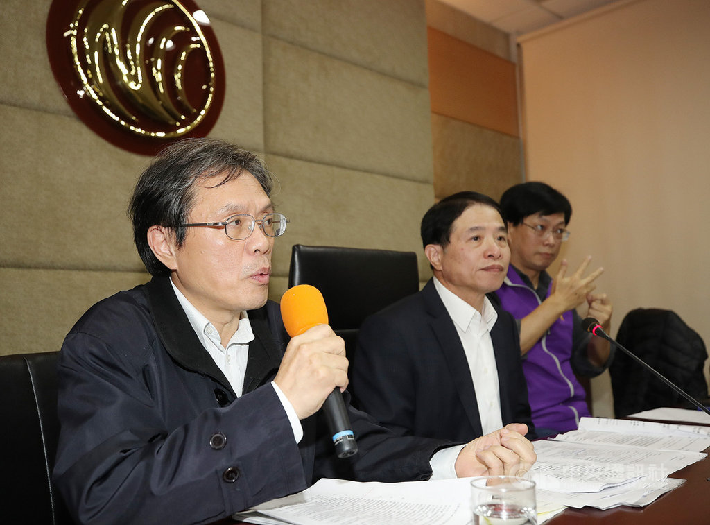 國家通訊傳播委員會(NCC)3日舉行第849次委員會議,會後代理主委翁柏宗(左2)及電台與內容事務處長黃金益(左)在記者會上說明會議內容。中央社記者張新偉攝 108年4月3日